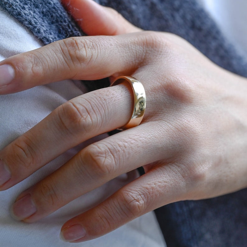 Delicate Men's Wedding Band in Solid Gold 1