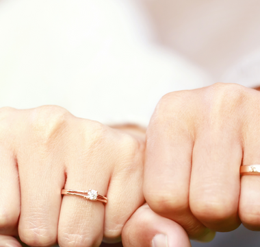 Does an engagement ring go on the right hand? A Look into the Tradition and Modern Versions