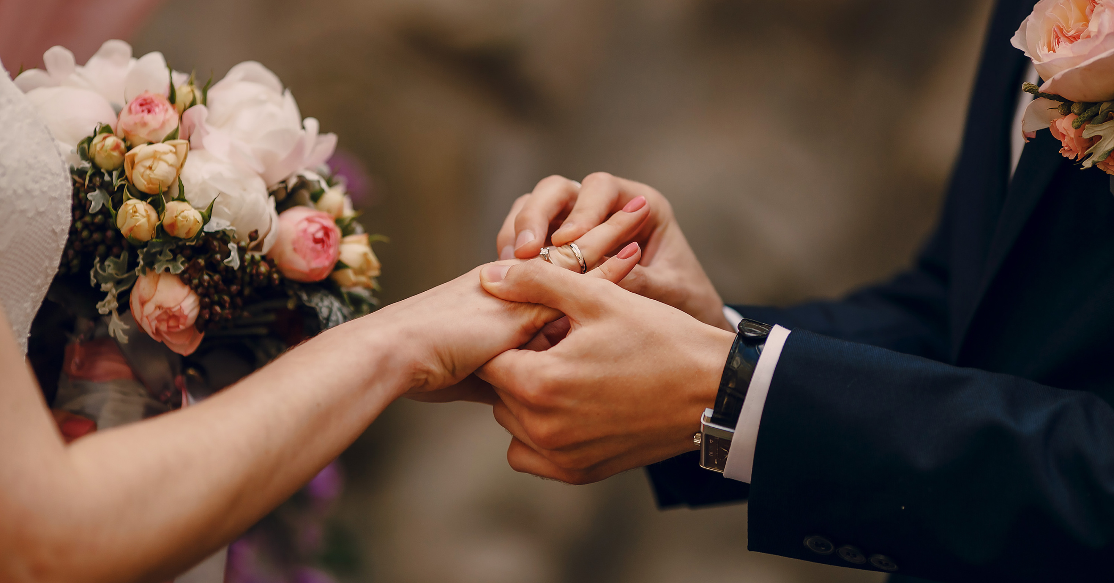 How to Choose the Perfect Wedding Ring for Fall and Winter Weddings