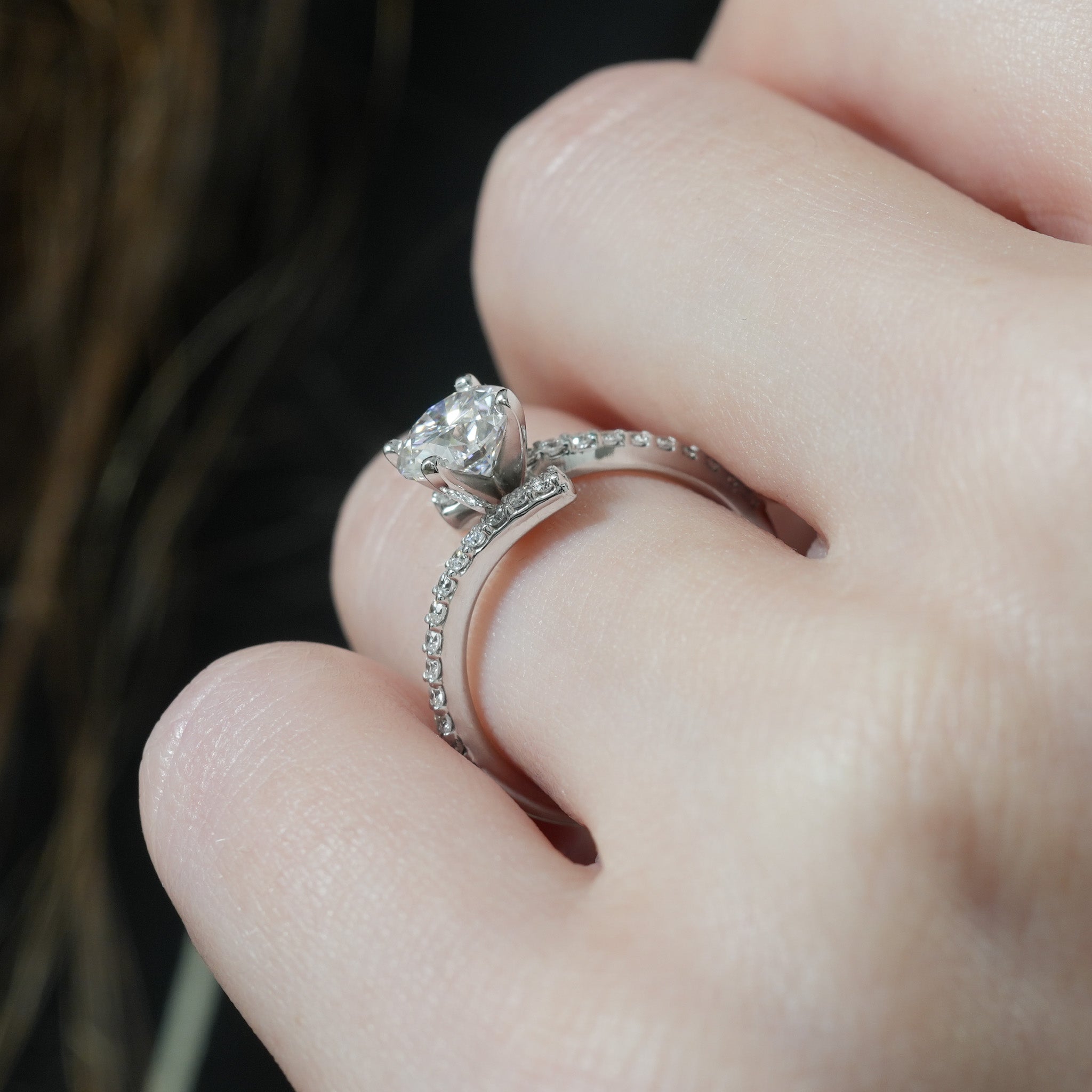 Stunning 0.50-1.50 CT Round Moissanite Engagement Ring With Swirl Design 2