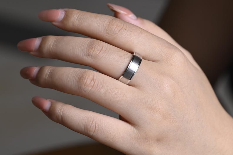 Delicate Men's Wedding Band Brushed in Solid Gold 1