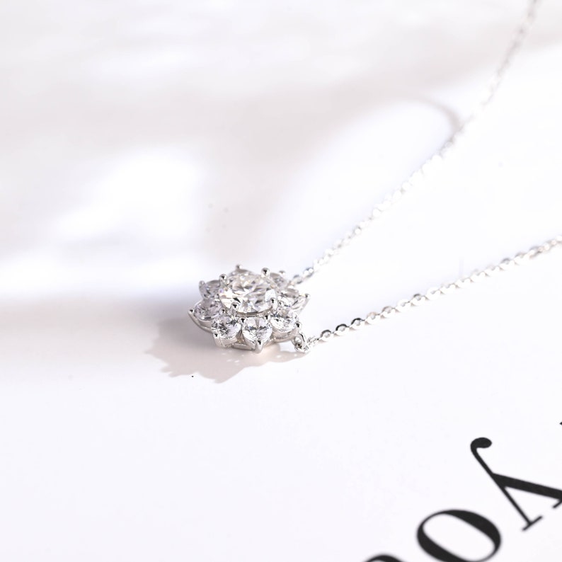 0.50 TCW Round Moissanite Diamond Halo Pendant Necklace in Solid Gold 3