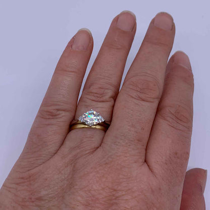 Round Cut Cluster Style Cubic Zirconia in 925 Sterling Silver Ring 7