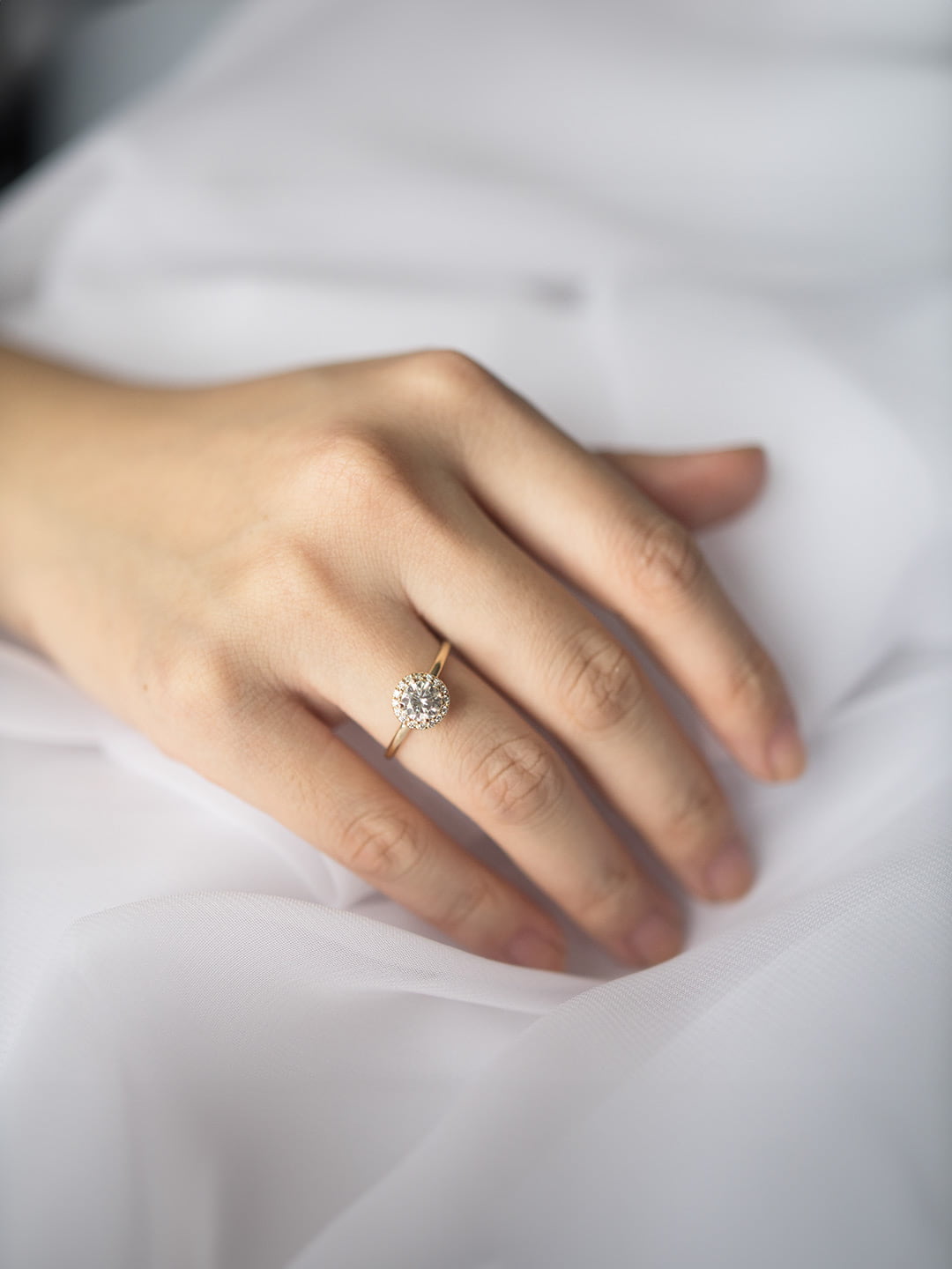Stunning 1.0 CT Round Moissanite Engagement Ring with Halo Design 6