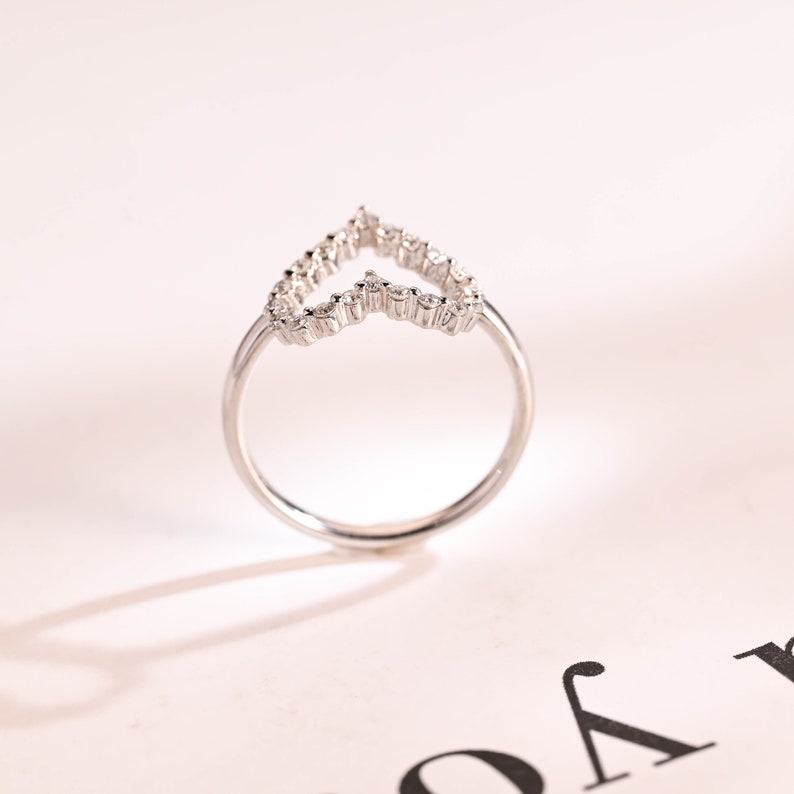 Stunning 0.2 TCW Round Moissanite Stones Heart Shaped Wedding Bands 4