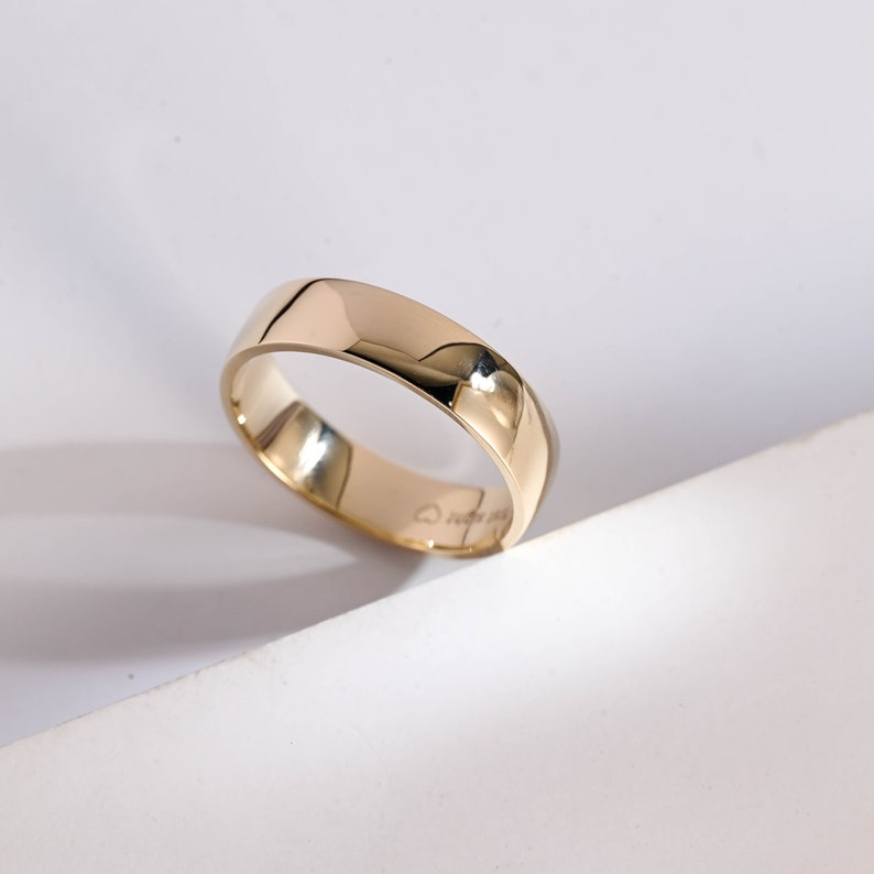 Delicate Men's Wedding Band in Solid Gold 5