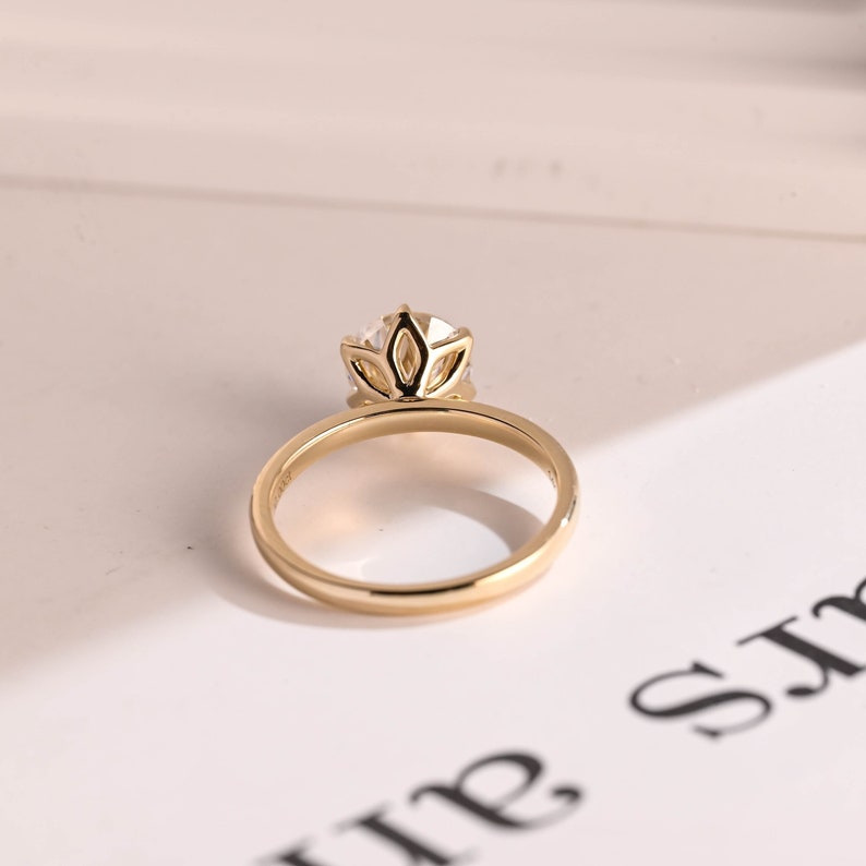 Stunning 0.5 - 1.5 CT Round Moissanite Engagement Ring With Solitaire Design 3