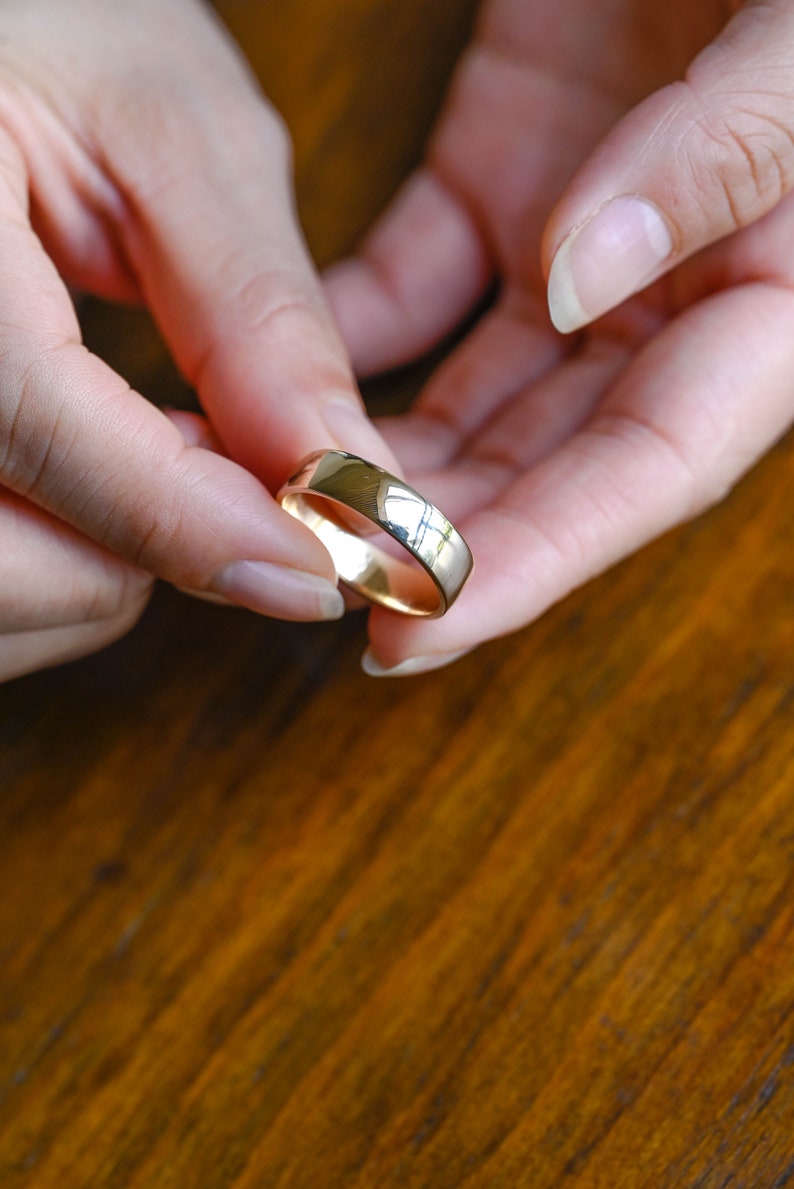 Delicate Men's Wedding Band in Solid Gold 10