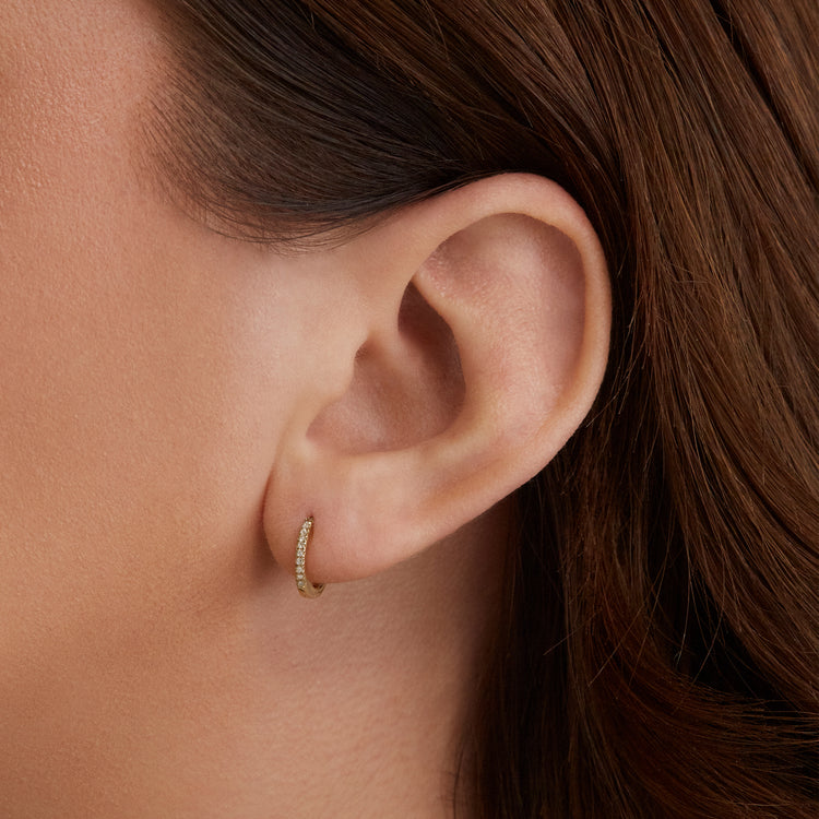 0.50 TCW Round Cut Moissanite Huggies Earrings in Gold 2