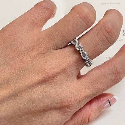 0.7 TCW Emerald & Round Cut Moissanite Bridal Wedding Band 4