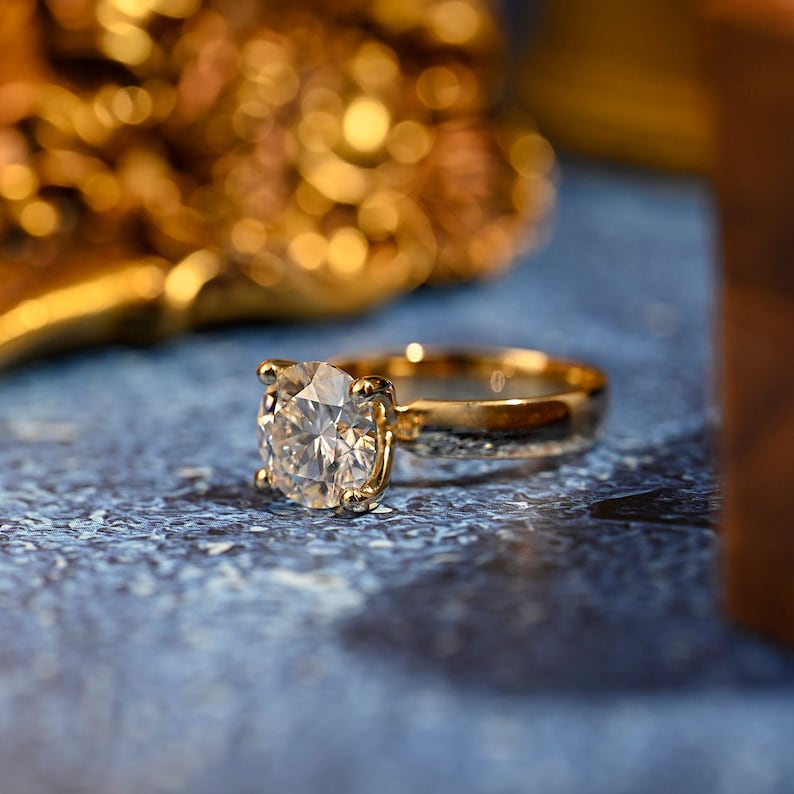 2.0 CT Round Shaped Moissanite Solitaire Engagement Ring 2