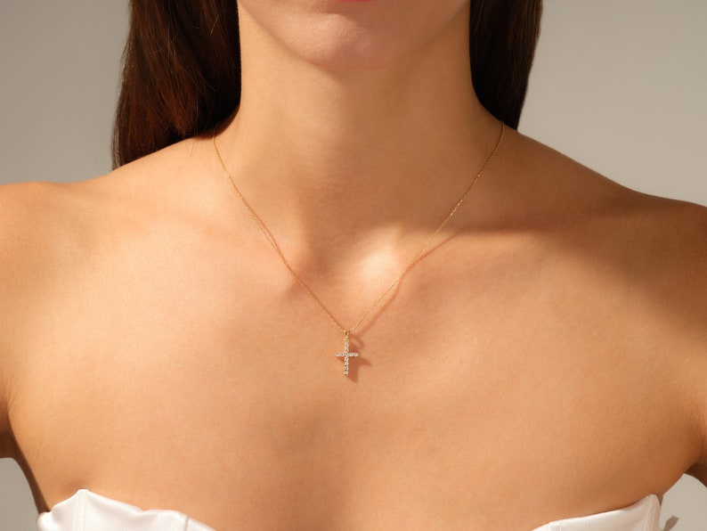 0.30 TCW Round Moissanite Diamond Cross Pendant Necklace in Solid Gold 6