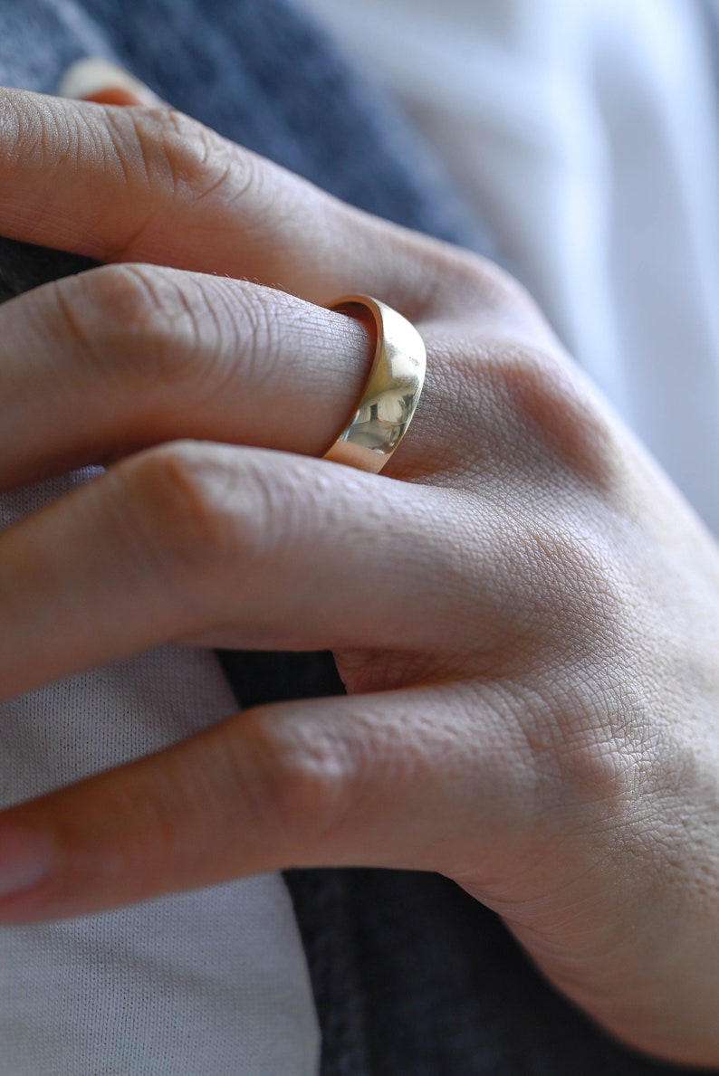 Delicate Men's Wedding Band in Solid Gold 2