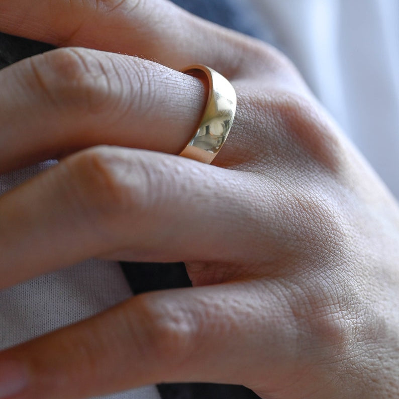 Delicate Men's Wedding Band in Solid Gold 2