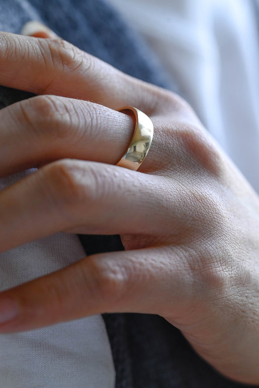 Delicate Men's Wedding Band in Solid Gold 2