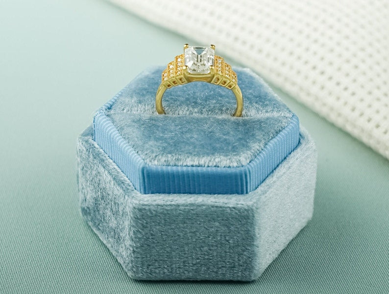 Stunning 1.0 - 2.0 CT Emerald Moissanite Engagement Ring With Cluster Design 5