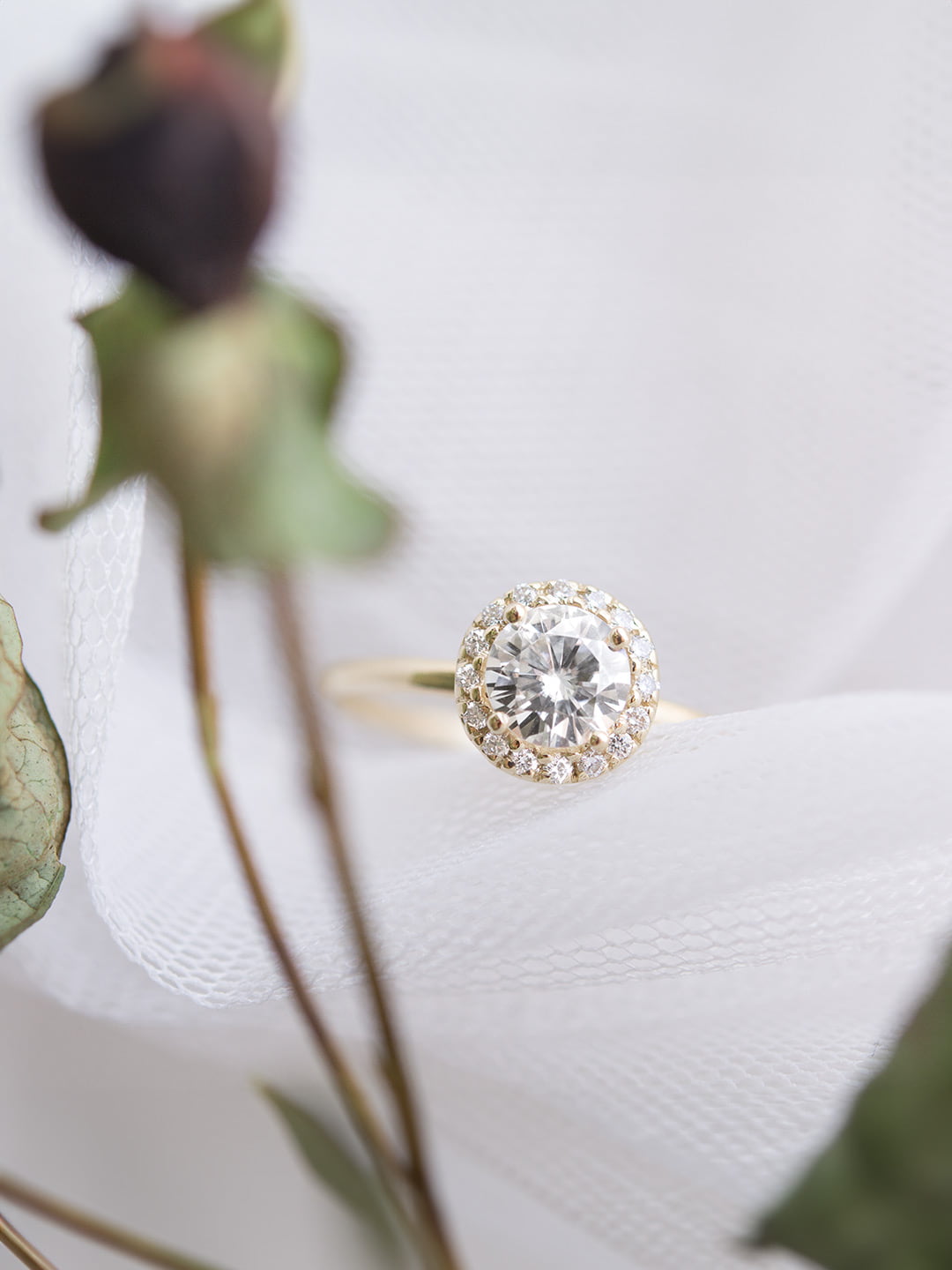 Stunning 1.0 CT Round Moissanite Engagement Ring with Halo Design 16