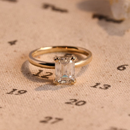 Stunning 3.0 CT Emerald Moissanite Engagement Ring with Solitaire Design 1