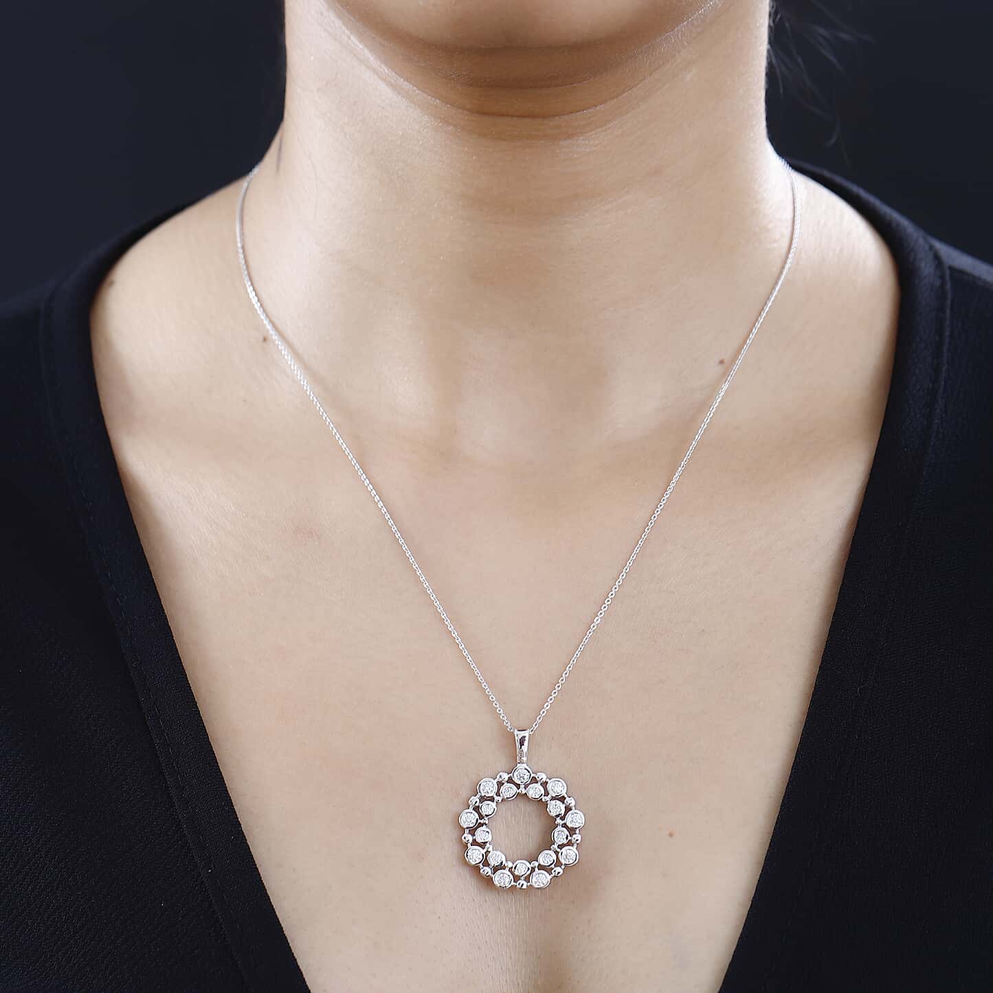 Round Cut Cubic Zirconia in 925 Sterling Silver Necklace 2