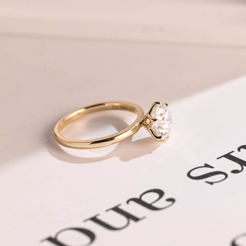 Stunning 0.5 - 1.5 CT Round Moissanite Engagement Ring With Solitaire Design 5