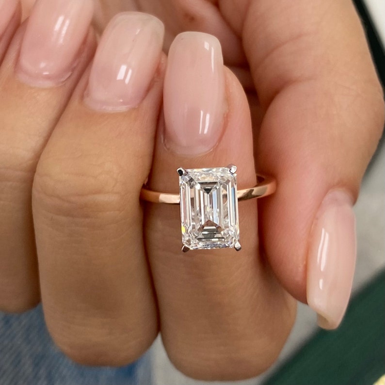 Stunning 3.0 CT Emerald Moissanite Engagement Ring with Solitaire Design 1