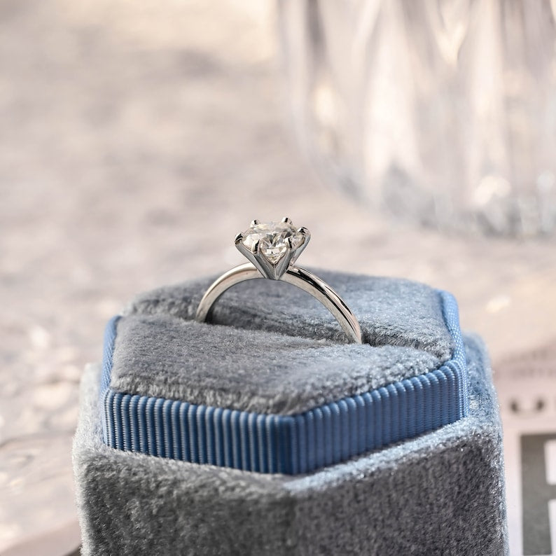 Stunning 1.0 CT Round Moissanite Engagement Ring with Solitaire Design 4