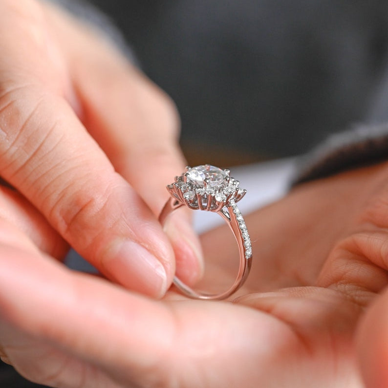 Stunning 0.5 - 1.5 CT Round Moissanite Engagement Ring with Cluster Design 2