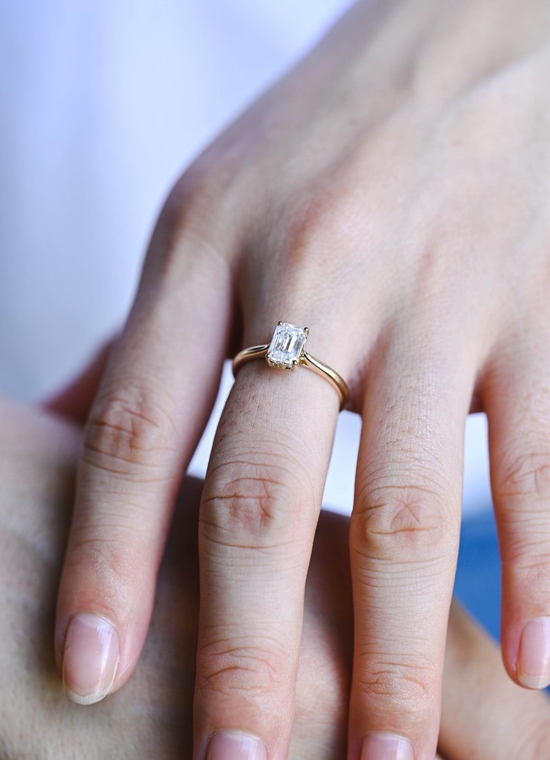 Stunning 1.0 - 2.0 CT Emerald Moissanite Engagement Ring with Solitaire Design 7