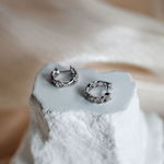 1.0 TCW Round Cut Moissanite Chain Huggies Earrings in Gold 5