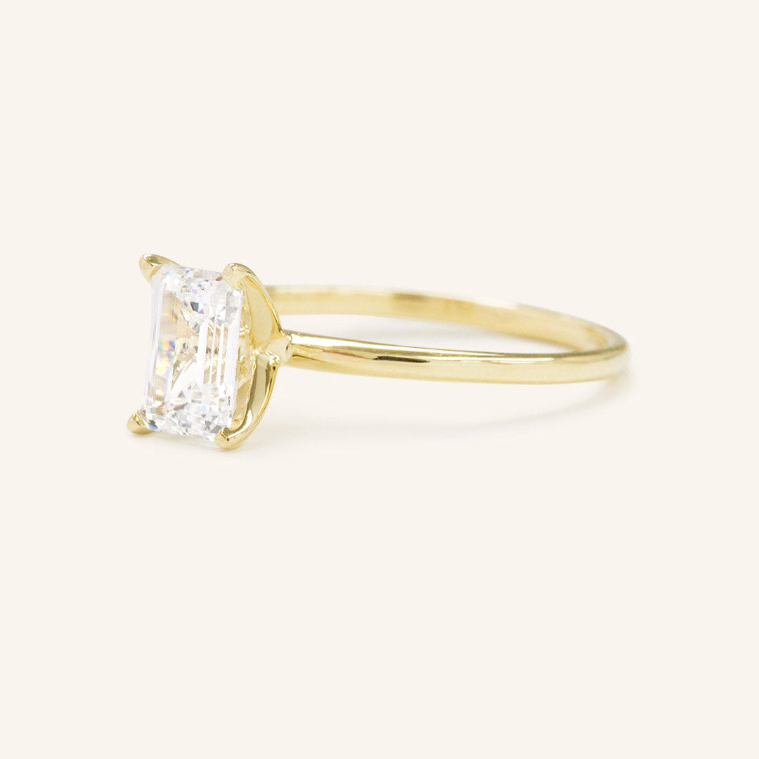 Stunning 1 CT Emerald Moissanite Engagement Ring With Solitaire Design 2