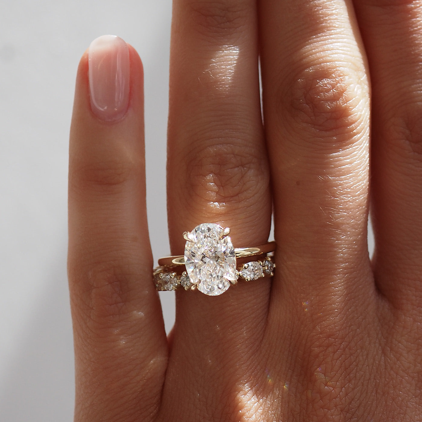 Stunning 0.85 TCW Round & Oval Moissanite Stones Alternate Wedding Bands 5