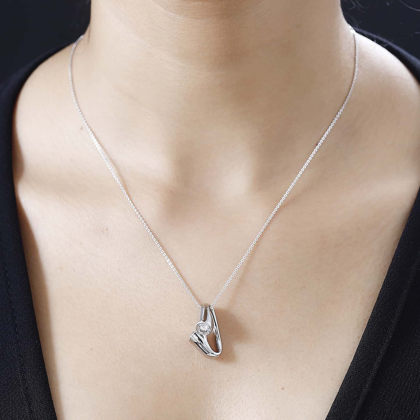Round Cut Cubic Zirconia in 925 Sterling Silver Necklace 2