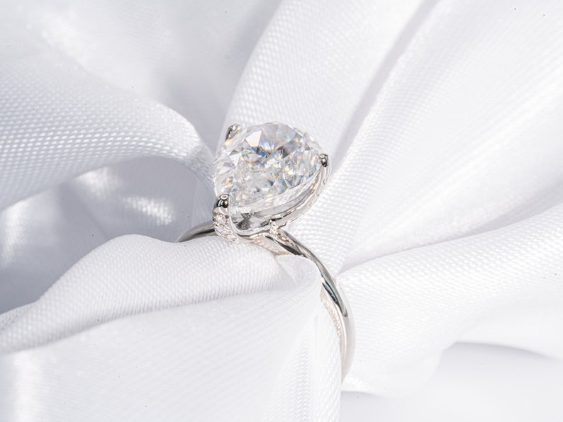 Stunning 3.0 CT Pear Cut Moissanite Engagement Ring with Solitaire Design 4