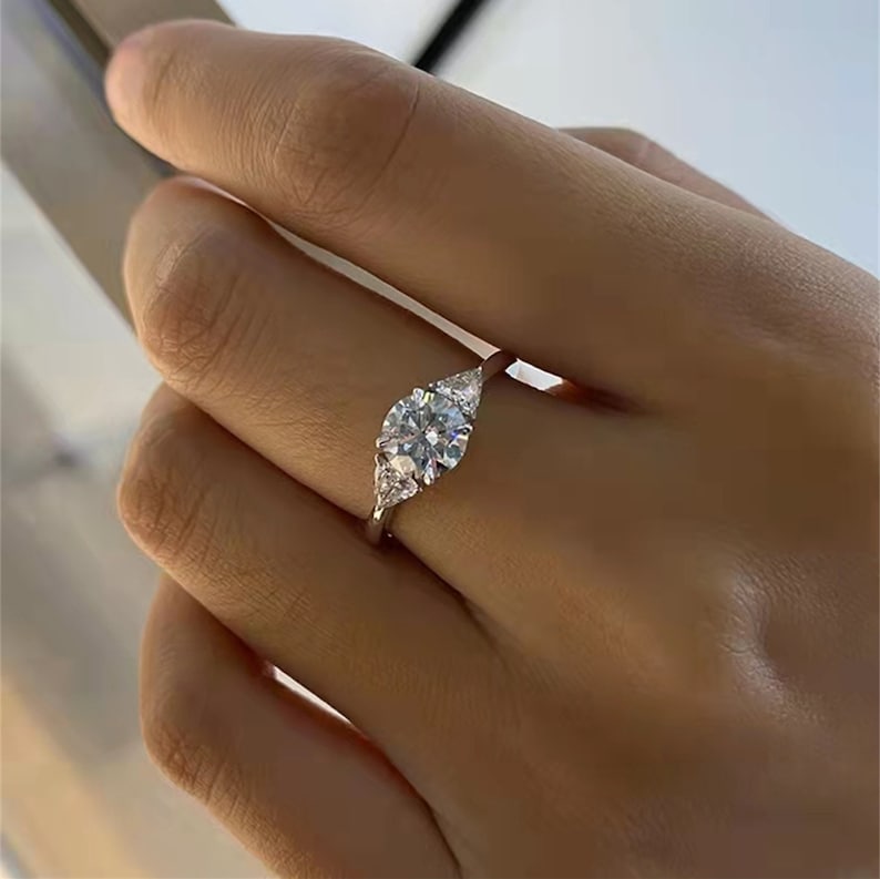 
                  
                    1.0 CT Round Shaped Moissanite Engagement Ring With Three Stone Style
                  
                