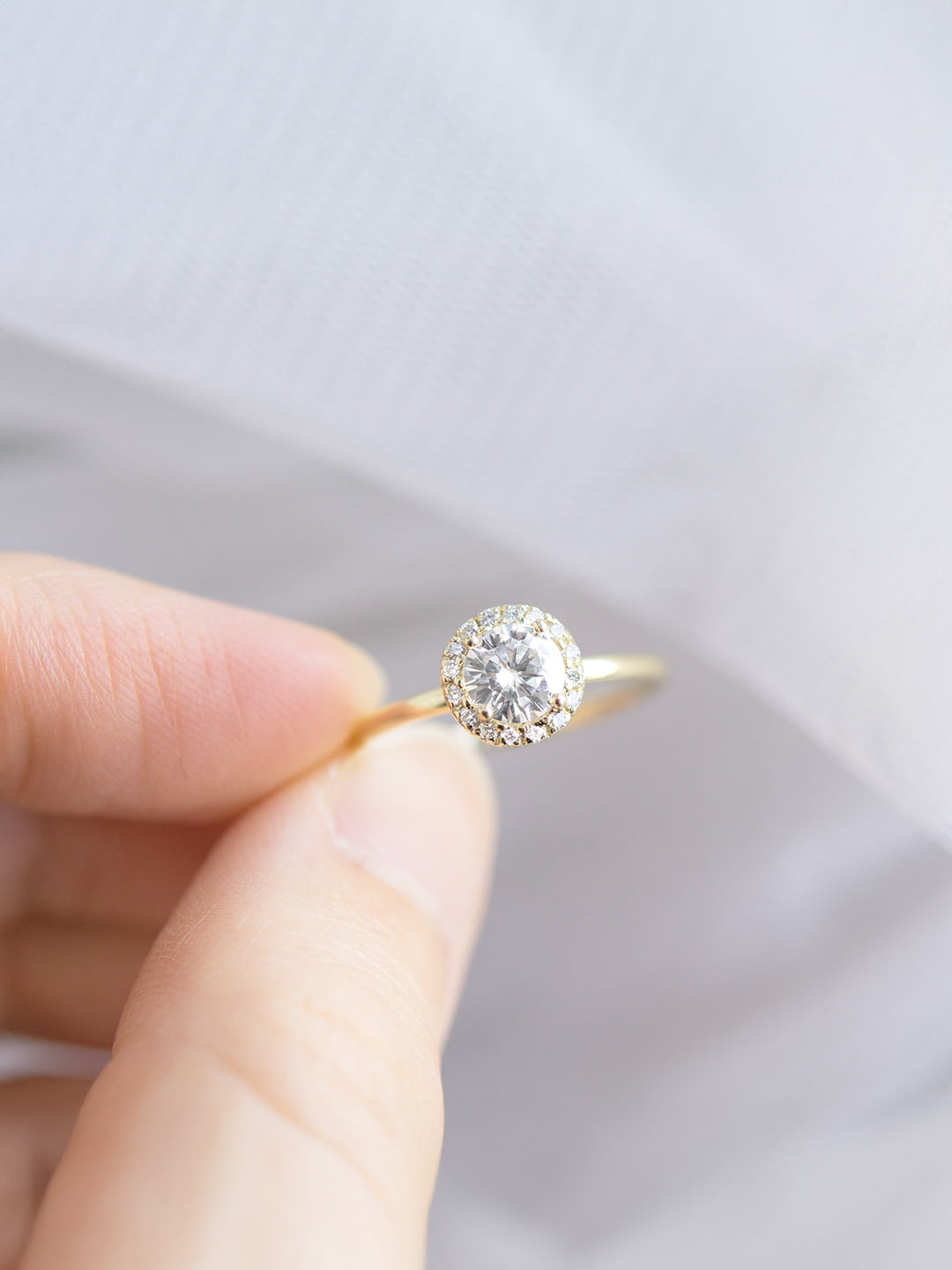 Stunning 1.0 CT Round Moissanite Engagement Ring with Halo Design 7