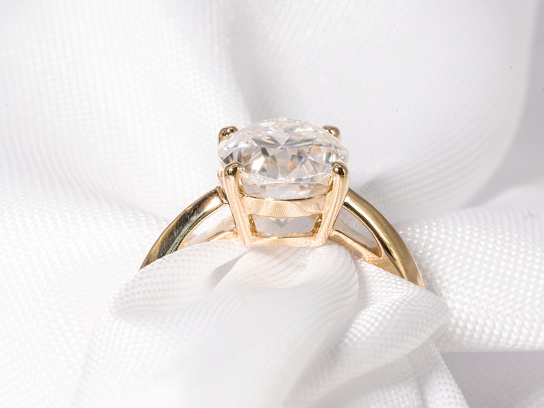 Stunning 3.0 CT Oval Cut Moissanite Engagement Ring with Solitaire Design 4