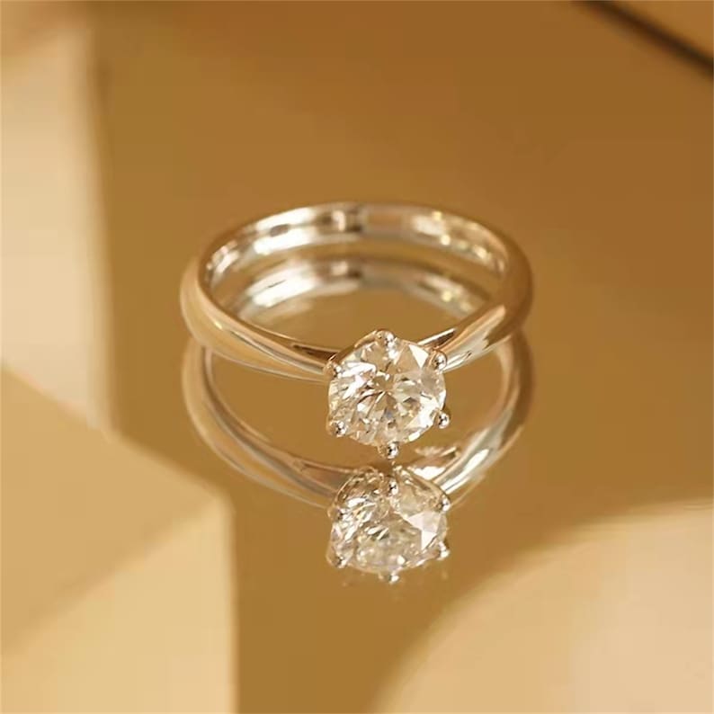 Stunning 1.0 CT Round Cut Moissanite Engagement Ring with Solitaire Design 1
