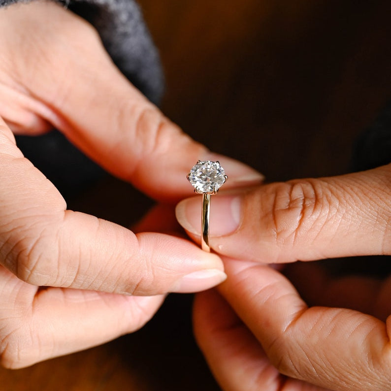 Stunning 0.5 - 1.5 CT Round Moissanite Engagement Ring With Solitaire Design 2