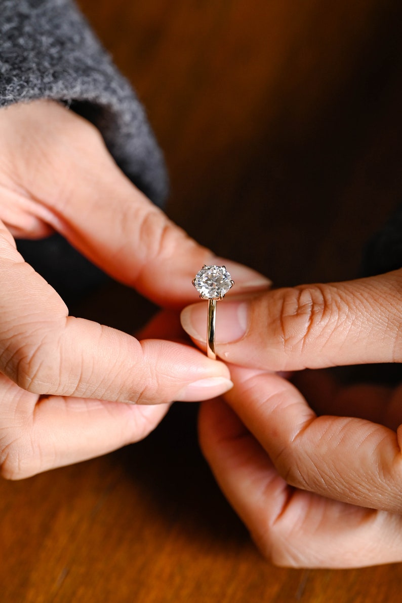 Stunning 0.5 - 1.5 CT Round Moissanite Engagement Ring With Solitaire Design 2