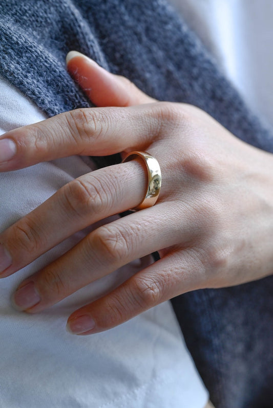Delicate Men's Wedding Band in Solid Gold 1