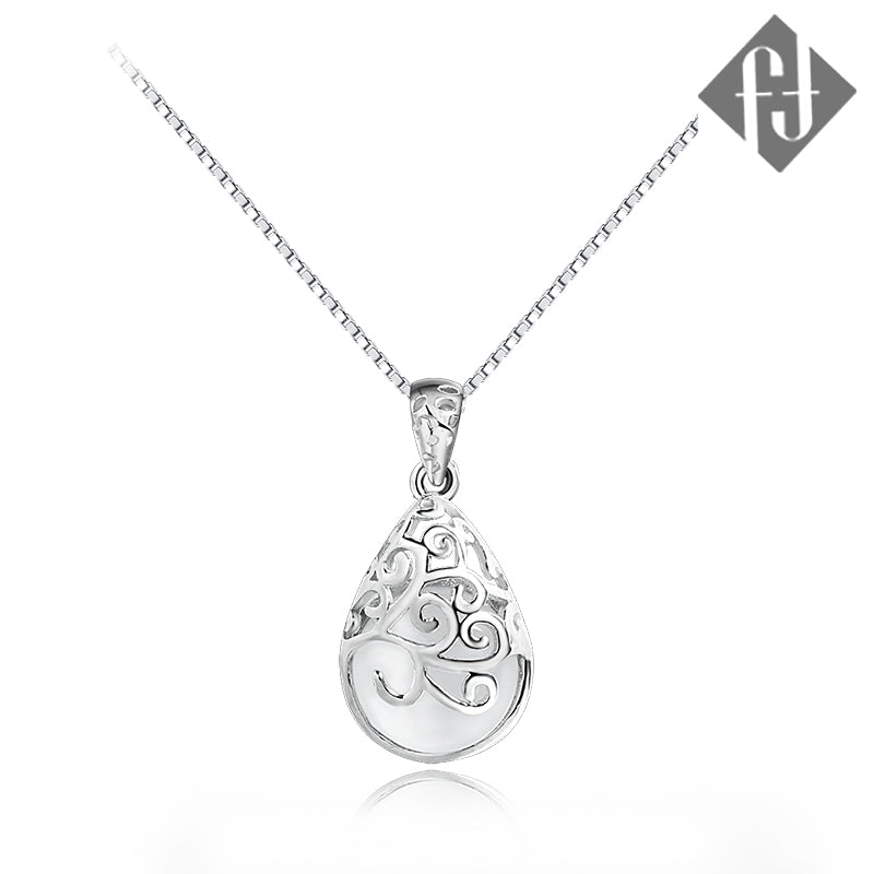 Round Cut Cubic Zirconia in 925 Sterling Silver Necklace 1
