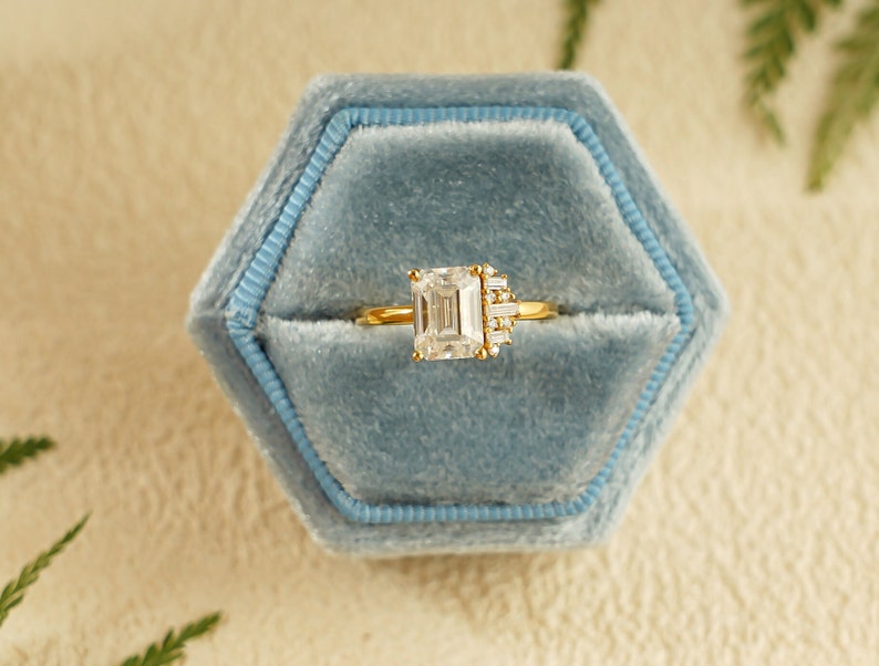 Stunning 1.0 - 2.0 CT Emerald Moissanite Engagement Ring With Cluster Design 2