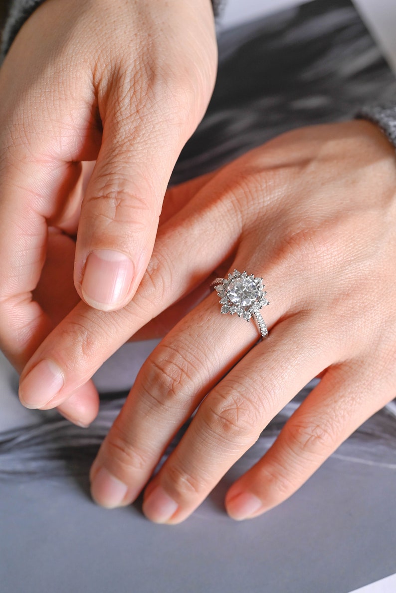 Stunning 0.5 - 1.5 CT Round Moissanite Engagement Ring with Cluster Design 4