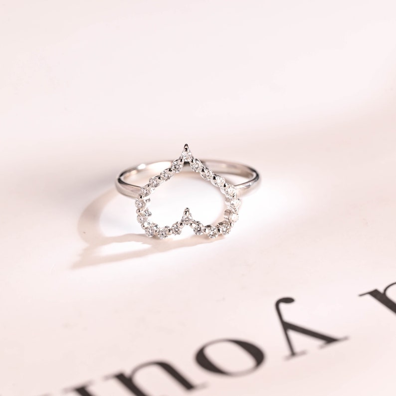 Stunning 0.2 TCW Round Moissanite Stones Heart Shaped Wedding Bands 1