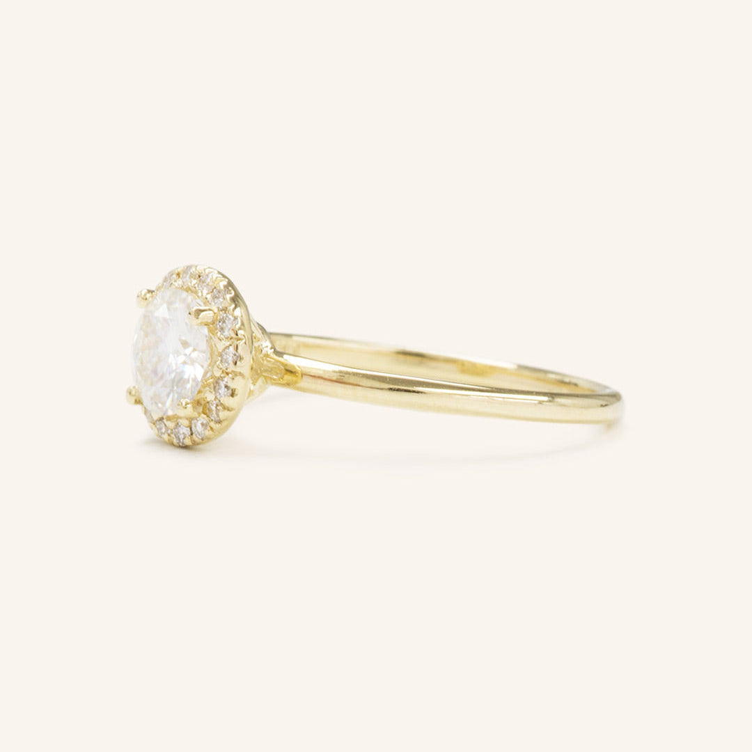 Stunning 1.0 CT Round Moissanite Engagement Ring with Halo Design 2