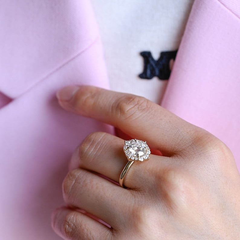 Stunning 0.5 - 1.5 CT Round Moissanite Engagement Ring With Halo Design 2