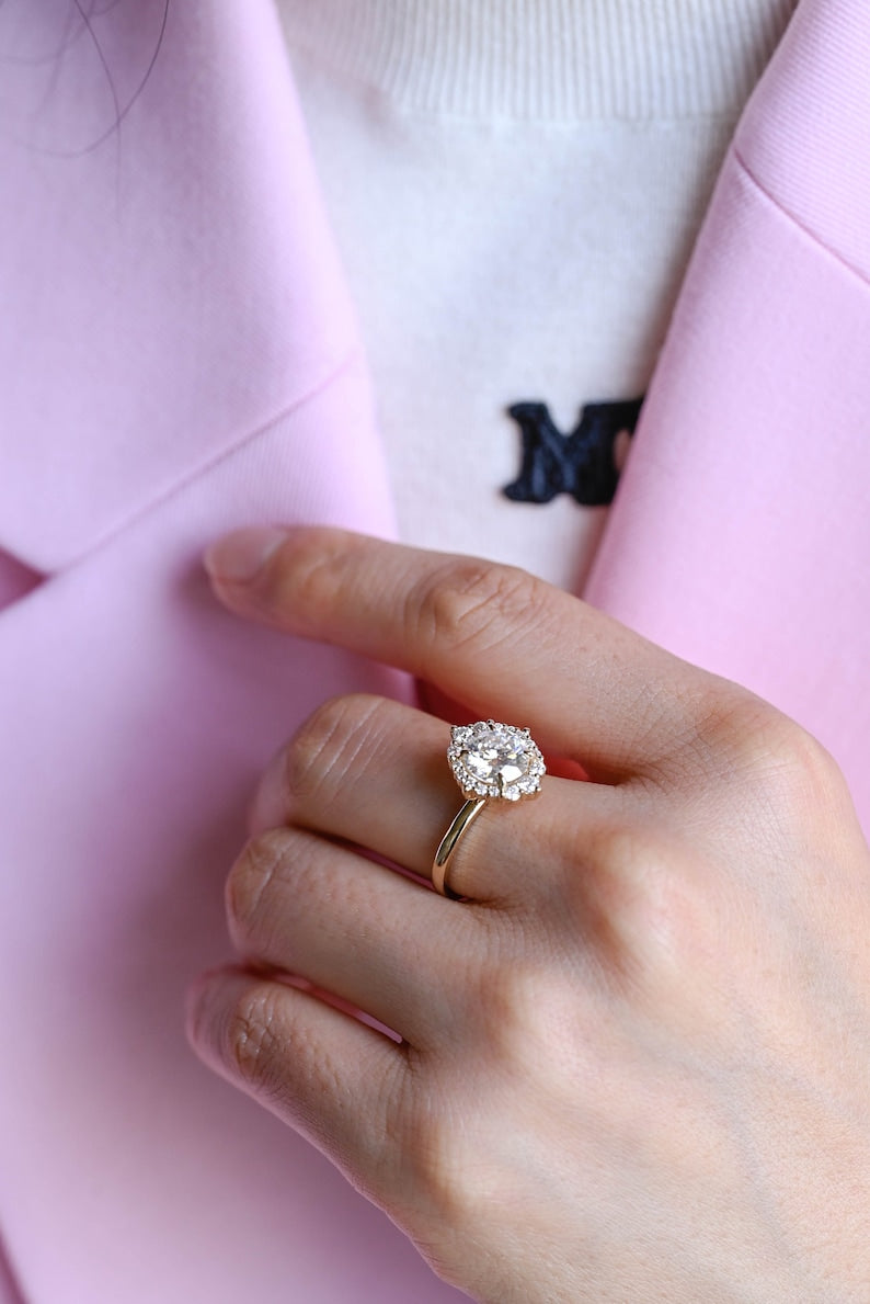 Stunning 0.5 - 1.5 CT Round Moissanite Engagement Ring With Halo Design 2
