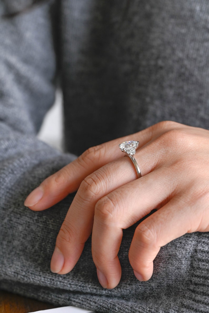 Stunning 1.0 - 2.0 CT Pear Moissanite Engagement Ring with Cluster Design 2