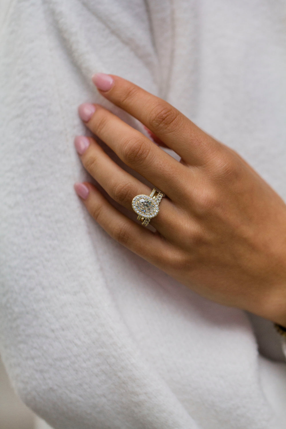 Oval Cut Halo Style Cubic Zirconia in 925 Sterling Silver Ring 4