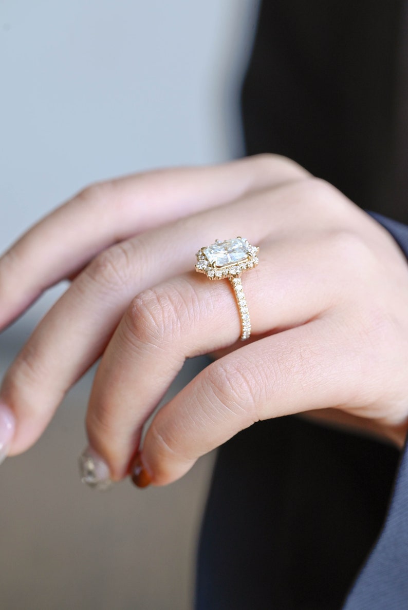 Stunning 1.5 - 2.5 CT Radiant Moissanite Engagement Ring with Pave & Halo Design 4